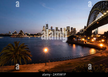 Crépuscule sur le célèbre imprenable de la baie de Sydney avec le port, l'Opéra de Sydney et le quartier du centre-ville de la région de Kirribilli à Sydney, Australie l Banque D'Images