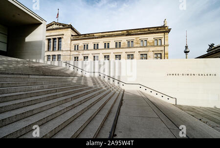 Vue d'extérieur de James Simon Galerie à l'île aux musées , Museumsinsel à Mitte Berlin, Allemagne, l'architecte David Chipperfield. Banque D'Images