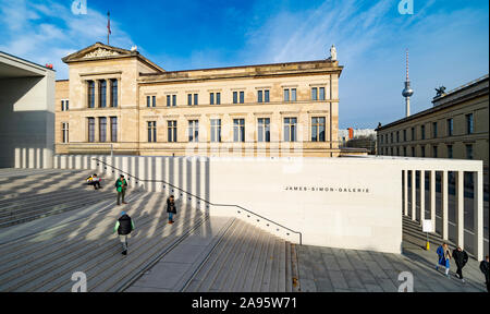 Vue d'extérieur de James Simon Galerie à l'île aux musées , Museumsinsel à Mitte Berlin, Allemagne, l'architecte David Chipperfield. Banque D'Images