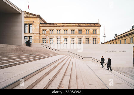 Vue d'extérieur de James Simon Galerie à l'île aux musées , Museumsinsel à Mitte Berlin, Allemagne, l'architecte David Chipperfield. Banque D'Images