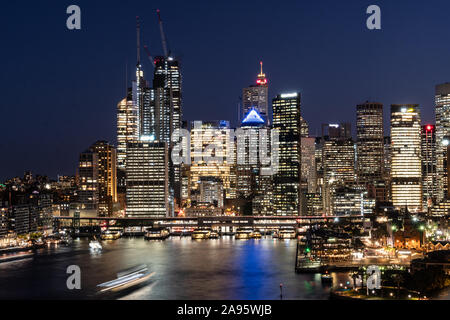 Crépuscule sur le célèbre terminal de ferry de Circular Quay et le quartier des affaires de Sydney skyline en Australie plus grande ville Banque D'Images