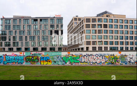 Mur de Berlin à l'East Side Gallery à Friedrichshain , Berlin, Allemagne Banque D'Images