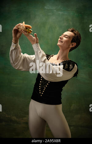 Jeune danseuse de ballet comme un Blanc Neige avec le personnage de burger en forêt. Ballet de race blanche souple comme le caractère de l'artiste de fairytail. Histoire Moderne de contes classiques. Les émotions, la comparaison des époques. Banque D'Images