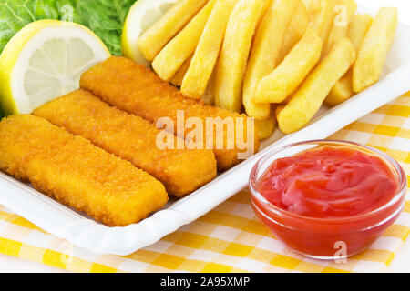 Poisson-Frites avec sauce tomate Banque D'Images