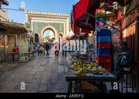 Fes, Maroc. Le 9 novembre 2019. Vue sur la Medina fournisseurs en face de la porte bleue en arrière-plan Banque D'Images