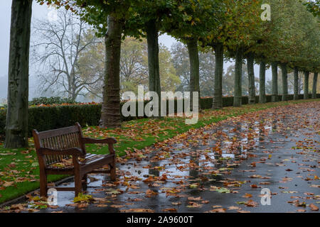 Pierres tombales avec couché dans une grande courbe, la 42,5 acres Aisne-Marne American Cemetery and Memorial en France, est située au pied du bois Belleau. Banque D'Images