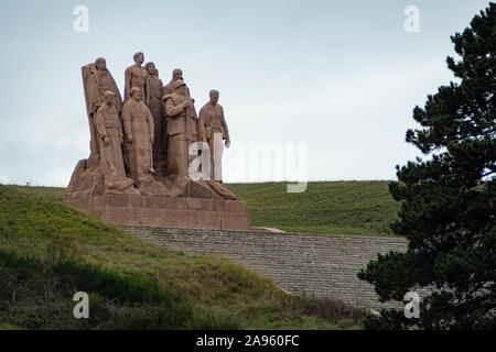 Au milieu de nulle part près de Château-Thierry, on peut trouver la Les Fantômes, une sculpture de Paul Landowski. Banque D'Images