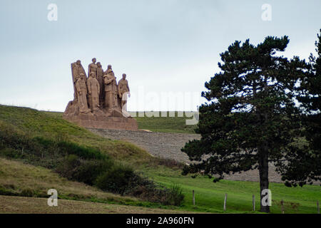 Au milieu de nulle part près de Château-Thierry, on peut trouver la Les Fantômes, une sculpture de Paul Landowski. Banque D'Images