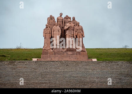 Au milieu de nulle part près de Château-Thierry, on peut trouver la Les Fantômes, une sculpture de Paul Landowski. Banque D'Images