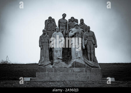 Au milieu de nulle part près de Château-Thierry, on peut trouver la Les Fantômes, une sculpture de Paul Landowski. Banque D'Images