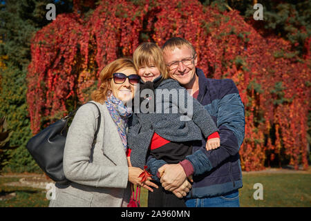 Cheerful balades familiales dans le parc de l'automne. Portrait de famille à l'automne Banque D'Images