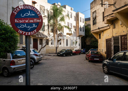 Fes, Maroc. Le 9 novembre 2019. le signe d'interdiction de stationner dans les rues du centre-ville Banque D'Images