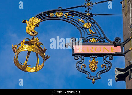 Londres, Leicester Square. L'aigle royal et de la couronne surmontant l'arbre dans la cour cantonale Suisse, représentant les 26 cantons de la Confédération suisse. Banque D'Images