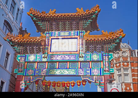 Londres, Soho. La porte de Chinatown dans Wardour Street, construit dans le style de la dynastie Qing. Banque D'Images