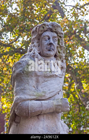 Londres, Soho. Partie d'une sculpture contemporaine de Charles ! ! Par Caius Cibber dans Soho Square.Une fois partie d'une fontaine, et aujourd'hui fortement érodées. Banque D'Images