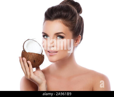 Portrait de belle jeune femme avec une noix de coco dans le studio Banque D'Images