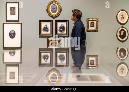 Edinburgh, Royaume-Uni. Novembre 13, 2019 Photo : l'une des galeries nationales d'Écosse examaning personnel certaines des photographies de l'exposition. Scotland's photograph Album : La Collection MacKinnon célèbre la vie et l'identité écossaise à partir de 1840 jusqu'aux années 1940. La collection, qui a été acquis par les amateurs de photographie Murray MacKinnon, a commencé lorsqu'il a couru une chaîne de magasins de traitement de film dans les années 1980, à partir de sa pharmacie à Dyce, près de Aberdeen.. Credit : Riche de Dyson/Alamy Live News Banque D'Images