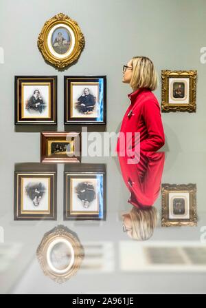 Edinburgh, Royaume-Uni. Novembre 13, 2019 Photo : l'une des galeries nationales d'Écosse examaning personnel certaines des photographies de l'exposition. Scotland's photograph Album : La Collection MacKinnon célèbre la vie et l'identité écossaise à partir de 1840 jusqu'aux années 1940. La collection, qui a été acquis par les amateurs de photographie Murray MacKinnon, a commencé lorsqu'il a couru une chaîne de magasins de traitement de film dans les années 1980, à partir de sa pharmacie à Dyce, près de Aberdeen.. Credit : Riche de Dyson/Alamy Live News Banque D'Images