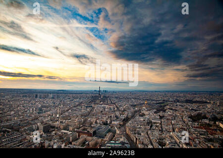 Des toits de Paris avec la Tour Eiffel au coucher du soleil à Paris, France. La Tour Eiffel est l'un des plus emblématiques monuments de Paris. Banque D'Images