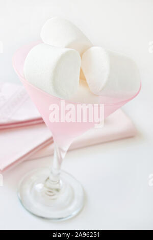 Les guimauves et le bol contre fond blanc Banque D'Images