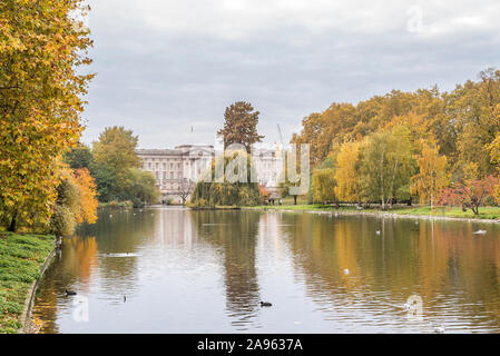 L'automne vue depuis le parc de St James, London, UK, regard vers le palais de Buckingham et le Queen Victoria Memorial. Banque D'Images