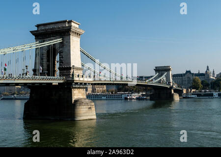 Le Pont des Chaînes qui traverse le Danube à partir du côté de Buda, à Budapest, Hongrie Banque D'Images