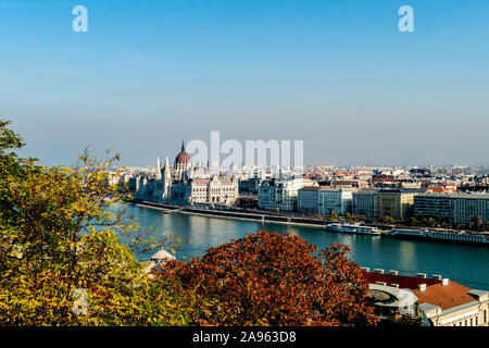 Le but de la lutte contre les ravageurs sur le Danube à partir de la colline du château de Buda, montrant l'édifice du parlement et le dôme d'une Cathédrale.à Budapest en Hongrie. Banque D'Images