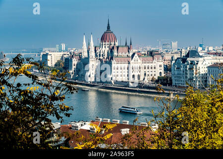 Le but de la lutte contre les ravageurs sur le Danube à partir de la colline du château de Buda, montrant l'édifice du parlement et le dôme d'une Cathédrale.à Budapest en Hongrie. Banque D'Images