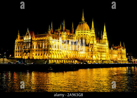 Le Parlement hongrois building at night à Budapest, capitale de la Hongrie Banque D'Images