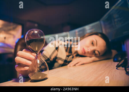 Portrait la photo en gros plan de la somnolence somnolence fatigue accablé surmené fille prêts à rentrer à la maison fatigué d'attendre à la fin de nuit Banque D'Images