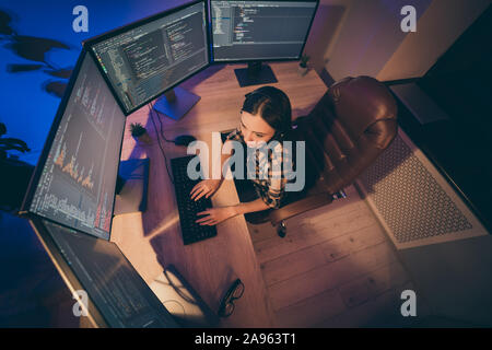 Au-dessus de top high angle view la photo d'une femme assis devant différents moniteurs sérieusement avant la mise en œuvre du code écrit en travaillant sur le site Banque D'Images