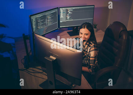 Photo de développeur de logiciels qui travaillent dur en souriant casque à l'aide d'écran toothily en programmes de connexion à parler Banque D'Images