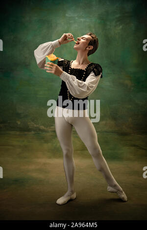 Jeune danseuse de ballet comme un personnage de Blanche Neige avec frites en forêt. Ballet de race blanche souple comme le caractère de l'artiste de fairytail. Histoire Moderne de contes classiques. Les émotions, la comparaison des époques. Banque D'Images