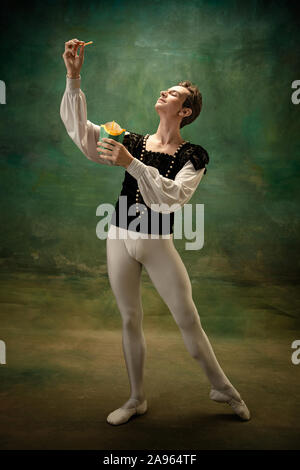 Jeune danseuse de ballet comme un personnage de Blanche Neige avec frites en forêt. Ballet de race blanche souple comme le caractère de l'artiste de fairytail. Histoire Moderne de contes classiques. Les émotions, la comparaison des époques. Banque D'Images