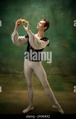 Jeune danseuse de ballet comme un Blanc Neige avec le personnage de burger en forêt. Ballet de race blanche souple comme le caractère de l'artiste de fairytail. Histoire Moderne de contes classiques. Les émotions, la comparaison des époques. Banque D'Images