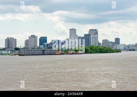 La Nouvelle Orléans, Louisiane/USA - 14 juin 2019 : Algiers Point jetée sur la rivière Mississipi et le centre-ville. Banque D'Images