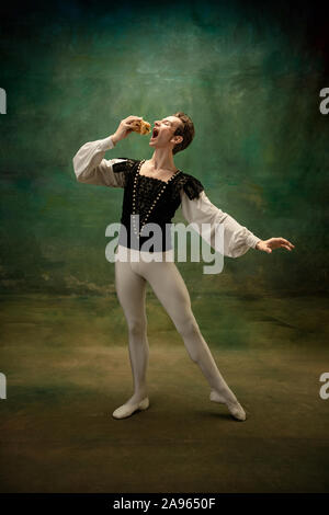 Jeune danseuse de ballet comme un Blanc Neige avec le personnage de burger en forêt. Ballet de race blanche souple comme le caractère de l'artiste de fairytail. Histoire Moderne de contes classiques. Les émotions, la comparaison des époques. Banque D'Images