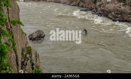 L'homme sur Kayak en néoprène sur kayak sur la rivière à Grand Falls National Park, Virginia Banque D'Images