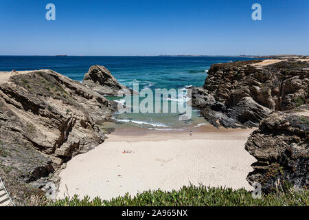 Le Portugal, l'Alentejo, au sud-ouest de l'Alentejo et le parc naturel de la côte Vincentienne, une plage de Porto Covo. Banque D'Images