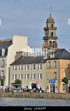 LANDERNEAU FRANCE ,21 août, 2013 : Landerneau, pierre et ardoise maisons le long de l'Elorn Banque D'Images