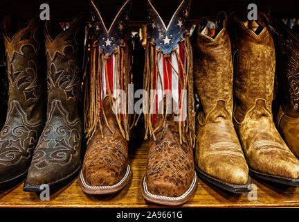 Bottes de cow-boy en vente dans les magasins dans le centre-ville de Nashville, Tennessee. Banque D'Images