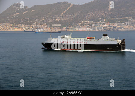 L'Espagnol Lineas Suardiaz Voiture/véhicule Transporter 'La surprise' la voile vers le port dans la baie de Gibraltar, l'Europe, l'Union européenne. Banque D'Images