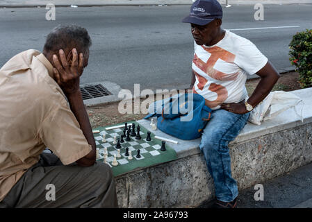 Les hommes assis sur des sièges en marbre, jouant un jeu d'échecs sur le Paseo del Prado (Paseo de Martí), un long boulevard de La Havane à Cuba. Le Boulevard, Banque D'Images