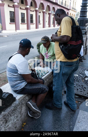 Les hommes assis sur des sièges en marbre, jouant un jeu d'échecs sur le Paseo del Prado (Paseo de Martí), un long boulevard de La Havane à Cuba. Le Boulevard, Banque D'Images