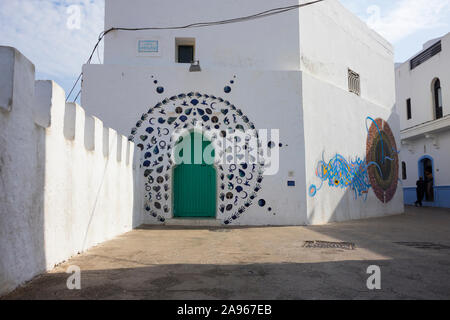 Asilah, Morocco-September 10, 2019 : une porte décorée dans le village d'Asilah au Maroc près de le rempart dans la medina Banque D'Images