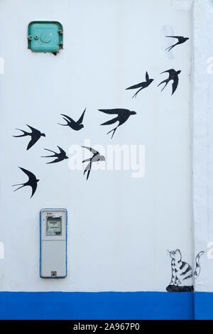 Asilah, Morocco-September 10, 2019 : Mur dans la médina d'Asilah décoré avec des oiseaux de l'art mural et cat, Maroc Banque D'Images