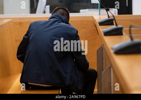 Hanovre, Allemagne. 13 Nov, 2019. L'homme accusé du meurtre de sa petite amie est dans la salle d'audience. Il est censé avoir tué sa petite amie de Grohnde. Selon la cour, le défendeur souhaite s'engager. Le 25-year-old victime a saigné à mort sur les lieux en mai. Crédit : Peter Steffen/dpa/Alamy Live News Banque D'Images