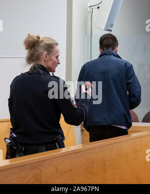 Hanovre, Allemagne. 13 Nov, 2019. Le défendeur accusé du meurtre de sa petite amie est portée devant un tribunal. Il est censé avoir tué sa petite amie de Grohnde. Selon la cour, le défendeur souhaite s'engager. Le 25-year-old victime a saigné à mort sur les lieux en mai. Crédit : Peter Steffen/dpa/Alamy Live News Banque D'Images