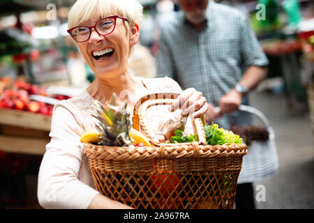 Photo de femme mature à l'achat de légumes du marché Banque D'Images