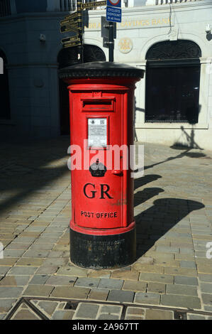 GR rouge le roi George Post box sur la rue principale à l'extérieur de la Banque d'épargne de Gibraltar, Gibraltar, Europe, l'Union européenne. Banque D'Images